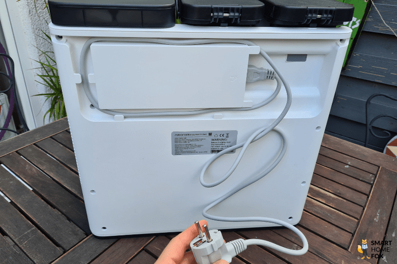 Система управления кабелями зарядной станции Roborock S7 Pro Ultra видна сзади.